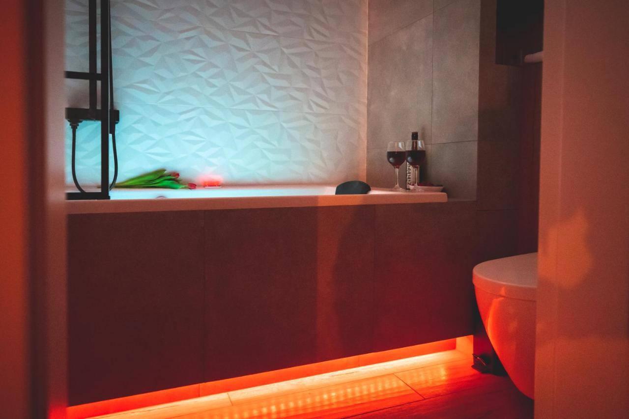 Movie Jacuzzi Apartment At The Main Station By Noclegi Renters Cracóvia Exterior foto