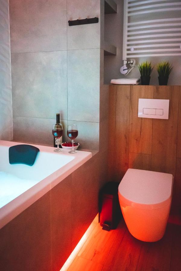 Movie Jacuzzi Apartment At The Main Station By Noclegi Renters Cracóvia Exterior foto