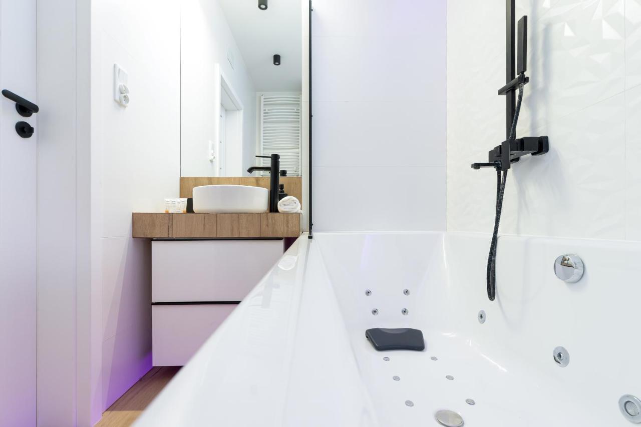 Movie Jacuzzi Apartment At The Main Station By Noclegi Renters Cracóvia Exterior foto