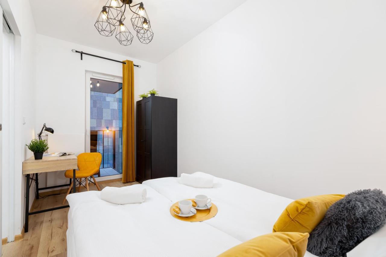 Movie Jacuzzi Apartment At The Main Station By Noclegi Renters Cracóvia Exterior foto