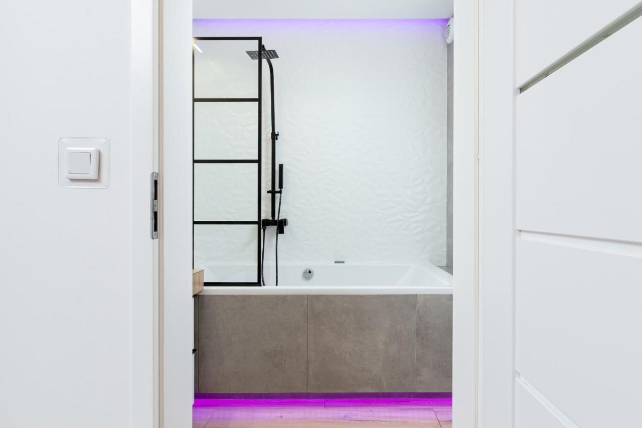 Movie Jacuzzi Apartment At The Main Station By Noclegi Renters Cracóvia Exterior foto