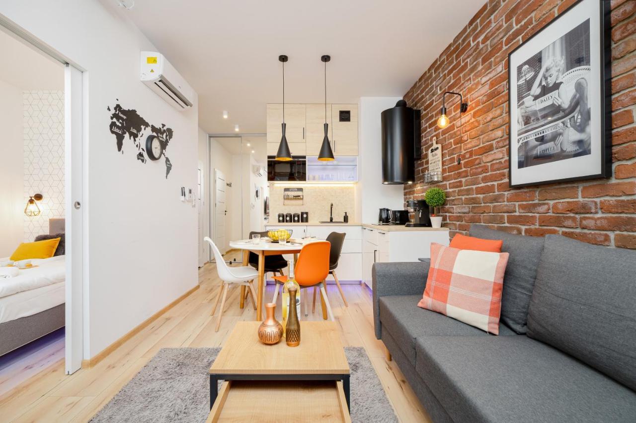 Movie Jacuzzi Apartment At The Main Station By Noclegi Renters Cracóvia Exterior foto