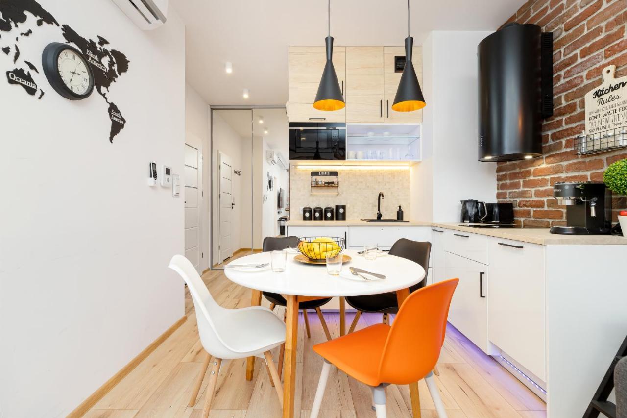 Movie Jacuzzi Apartment At The Main Station By Noclegi Renters Cracóvia Exterior foto