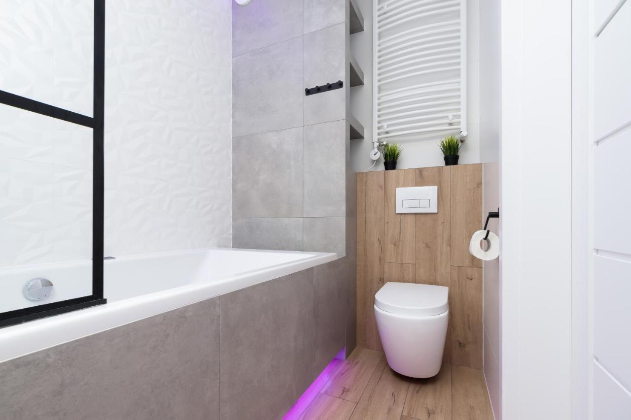 Movie Jacuzzi Apartment At The Main Station By Noclegi Renters Cracóvia Exterior foto